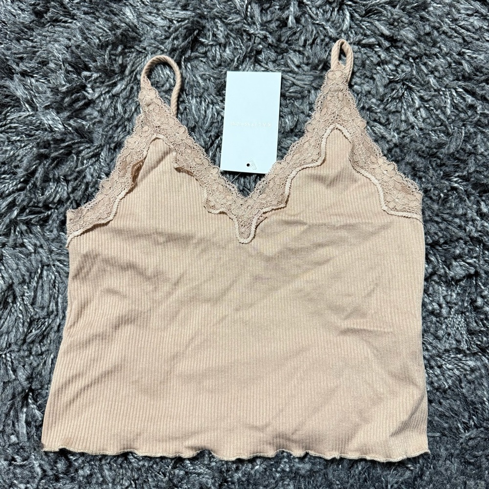⭐️5/$15⭐️ Kali fashions cropped tank top lace trim